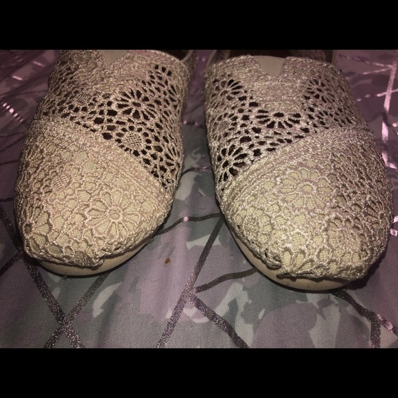 Toms ivory crocheted flats sz 6.5 - Picture 2 of 6